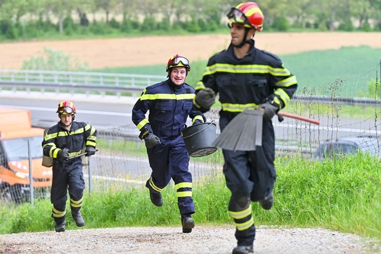 U požaru kuće u Zagrebu smrtno stradao sin, oca spasili vatrogasci