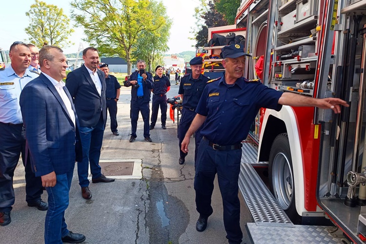 Operativne snage Vatrogasne zajednice u Novom Marofu demonstrirale svoju spremnost – župan Stričak: Naši vatrogasci su brzi, efikasni i ulijevaju sigurnost građanima