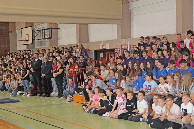 Dan sporta u OŠ Novi Marof: Dodijeljene nagrade za iznimne rezultate učenika u različitim kategorijama