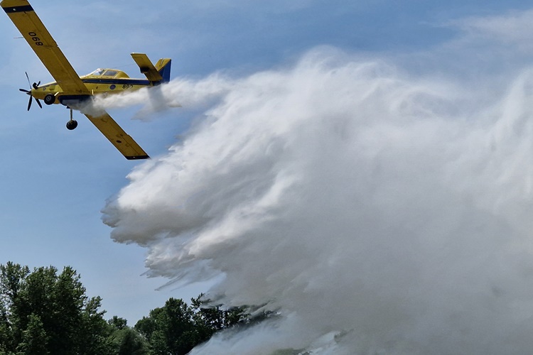 VIDEO: Po prvi puta u povijesti u Prelogu prikazana nova taktika gašenja požara pomoću aviona