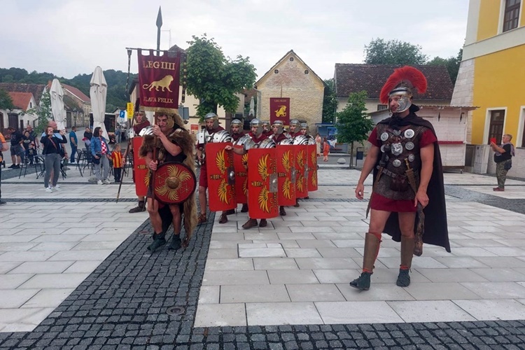 Varaždinske Toplice u duhu starog Rima: Aquafest nastavljen Povorkom Rimljana, a slijedi atraktivan večernji program