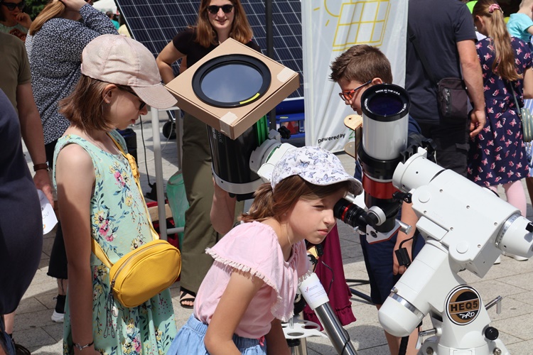 Brojni Međimurci na čakovečkom trgu promatrali Sunce kroz teleskop, pili solarnu kavu te produbili znanje o solarnoj energiji!