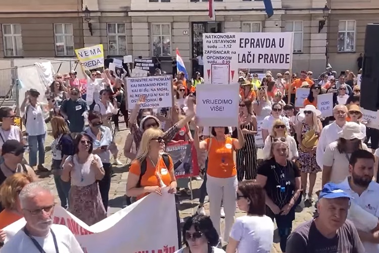 S prosvjeda u Zagrebu poručili “Dajte nam plaće za dostojan život” – čistačica objavila svoju platnu listu!