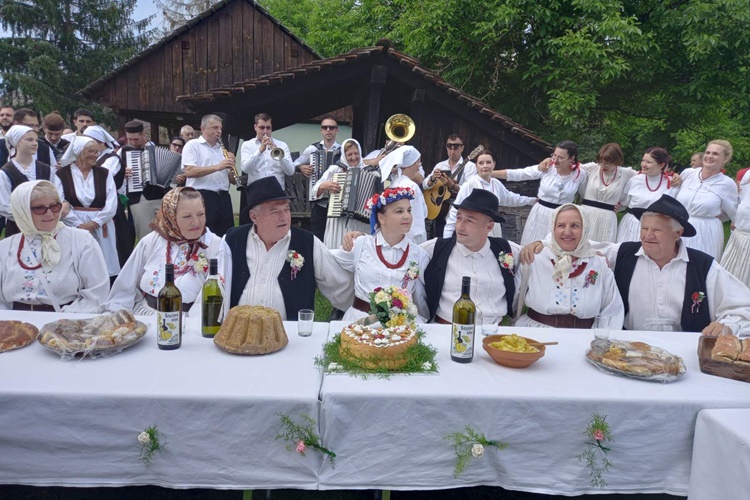 VIDEO Jubilarna “Zagorska svadba” u Kumrovcu – župan Kolar: Mladencima koji su spremni vjenčati se u sklopu manifestacije, KZŽ poklonit će bračno putovanje