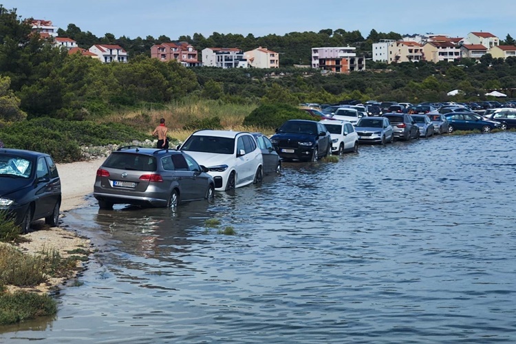 PRVI RED DO MORA Parkirali se i otišli na plažu, a onda šok! „Rijetka fotografija automobila kako zajedno uživaju u piciginu”