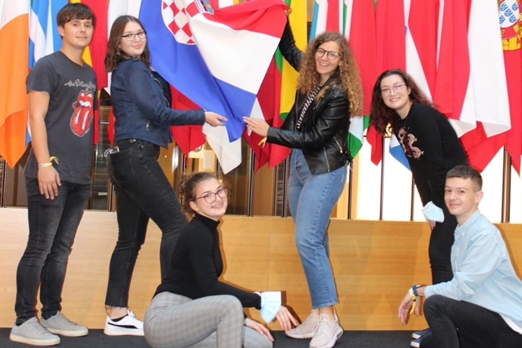 Župan Kolar čestitao Međunarodni dan mladih! “Bez mladih ljudi, njihove energije i neopterećenosti prošlošću nema razvoja naše županije i čitave Republike Hrvatske”