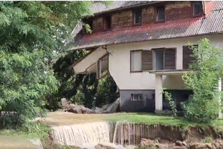 VIDEO Izlijevanje Drave u jezero Šoderica kod Koprivnice dovelo do urušavanja kuće