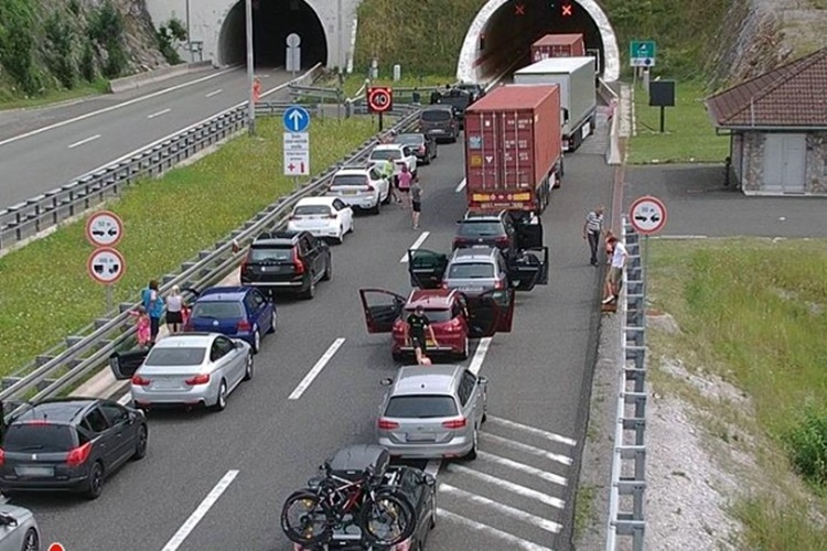 Tragedija na autocesti A6 prema Zagrebu: Kamion usmrtio dvojicu radnika HAC-a