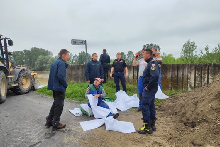Više od 800 vatrogasaca na području Zagrebačke županije tijekom vikenda odradilo 90-ak intervencija zbog poplava