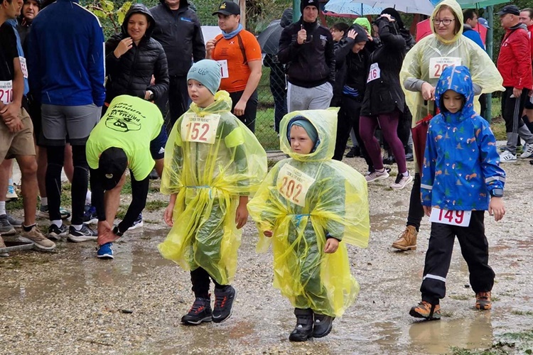 Niti loše vrijeme nije spriječilo 300 zaljubljenika u trčanje da otkriju ljepote Općine Veliki Bukovec i utrke „Cener tri rijeke”!
