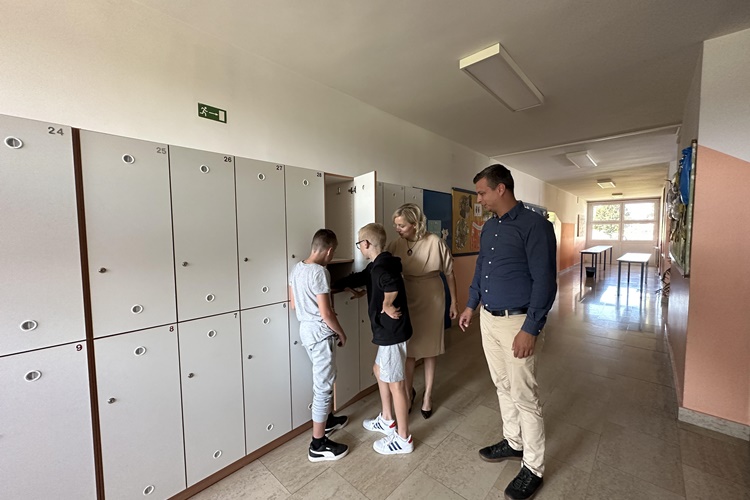PETRIJANEC Učenike područne škole Nova Ves dočekali garderobni ormarići