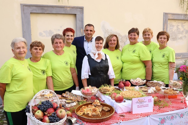 Na manifestaciji „Bakini kolači“ u Čakovcu prezentiralo se 18 ekipa: Vrlo jednostavni kolači,  pripremljeni s puno mašte i ljubavi, prisutne podsjetili na djetinjstvo