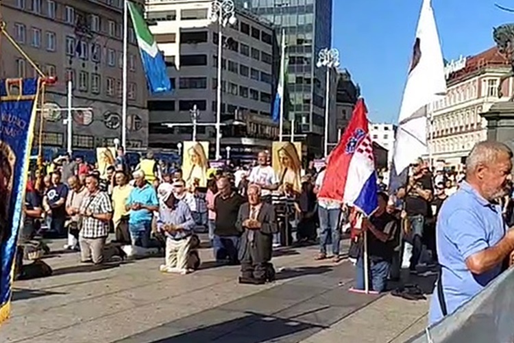 Klečavci opet molili na glavnom zagrebačkom trgu, Pernar napravio skandalozni incident