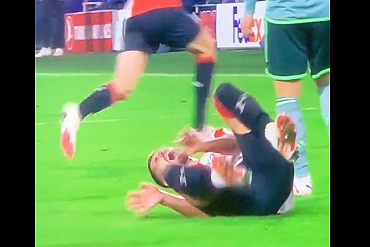 Feyenoord ostao bez Ljubešćanina Luke Ivanušeca, u bolovima je iznesen s travnjaka