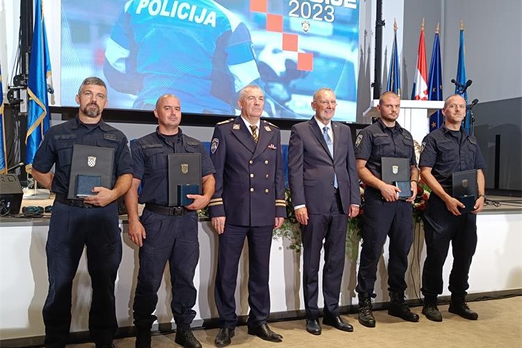 Povodom Dana policije za izniman rad nagrađeni interventni policajci iz Policijske uprave međimurske