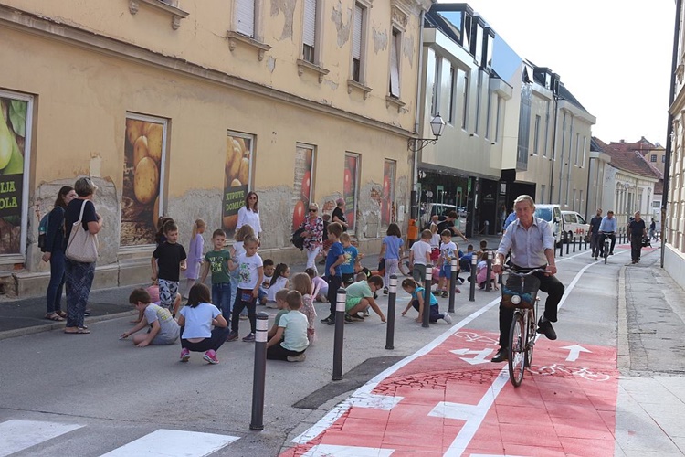 Jedni zadovoljni, drugi ljuti: u varaždinskoj Šenoinoj ulici umjesto parkirališta – biciklističke staze