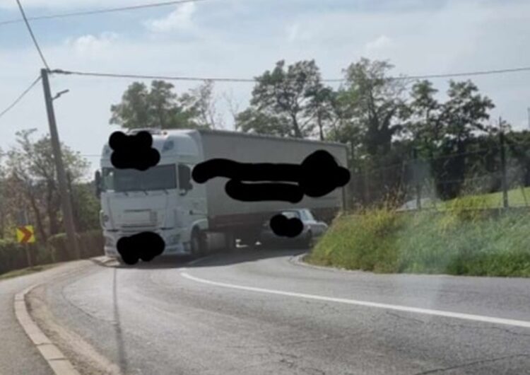 PRIPAZITE Sudar kamiona i auta kod Oroslavja – cesta blokirana