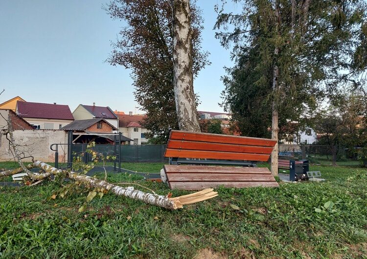 SRAMOTA: U parku u Zlataru iščupane klupe, uništen kontejner za smeće – „Zar moramo baš sve uništiti što je napravljeno za nas?“