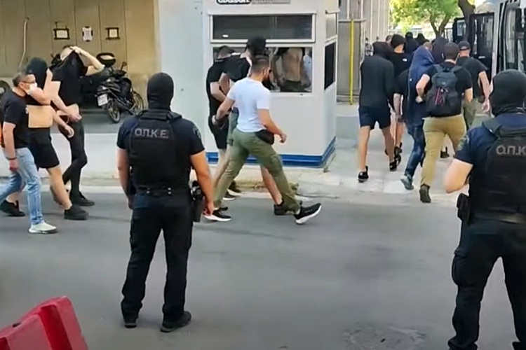 Najnovije iz Grčke: Istražitelji nisu pronašli otiske uhićenih Bad Blue Boysa na noževima?!