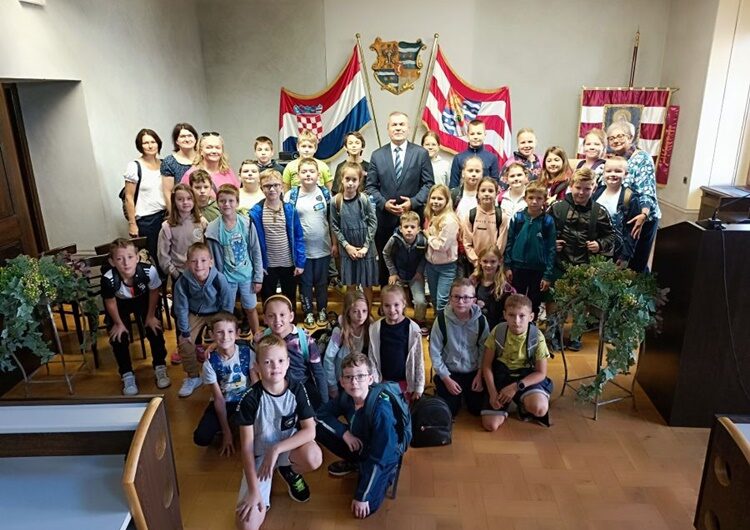 Učenici trećih razreda III. OŠ Varaždin posjetili župana Stričaka i razgledali Centar za posjetitelje