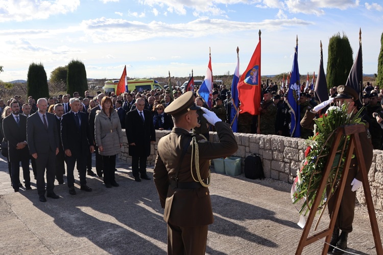FOTO: Župan Kolar u Koloni sjećanja u Škabrnji, dio županijske delegacije u Vukovaru