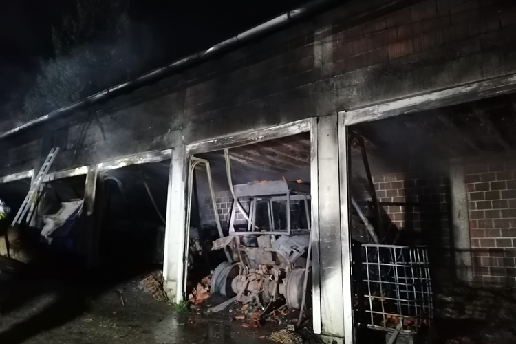 FOTO Veliki požar garaže u Gornjem Kraljevcu, izgorjela dva traktora i auto
