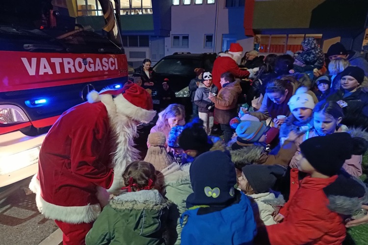 Božićni koncert KUD-a Đurmanec oduševio sve posjetitelje, djeca uživala u druženju s čak dva Djeda Božićnjaka koji su stigli vatrogasnim kamionom