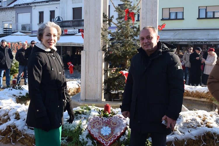 Počeo je ”Advent u Mariji Bistrici” – Prvu svijeću upalili gradonačelnica poljskog grada Piekary Śląskie i načelnik Marije Bistrice