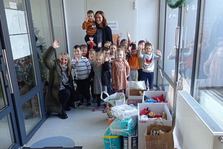 Djelatnici DV “Bambi“ iz Sračinca, djeca i roditelji donirali namirnice korisnicima Socijalne posluge u Varaždinu
