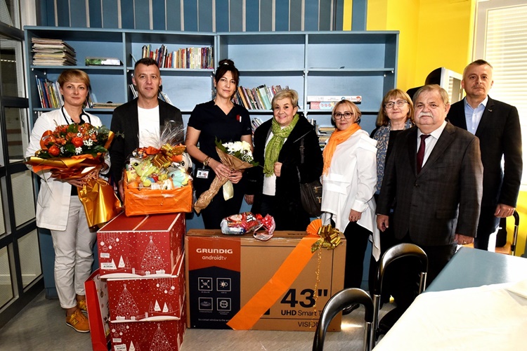 Tradicionalna akcija: Ženska inicijativa HNS-a Varaždin donijela darove za Odjel pedijatrije Opće bolnice Varaždin
