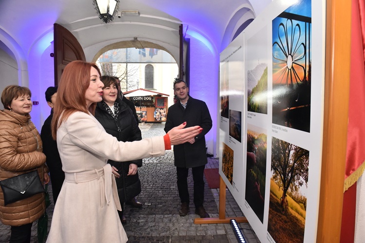 U Županijskoj palači otvorena izložba fotografija „Tako lijepa i bogata, naša… Varaždinska županija”