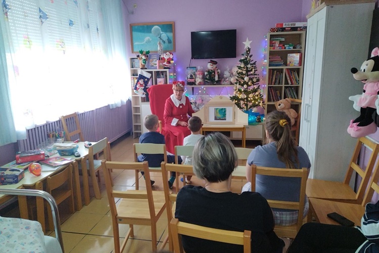 Baka Mraz svojim pričama razveselila male pacijente na Odjelu za dječju kirurgiju u varaždinskoj bolnici