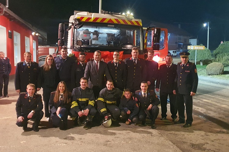 Vatrogasna zajednica Općine Dubravica bogatija za novo navalno vozilo