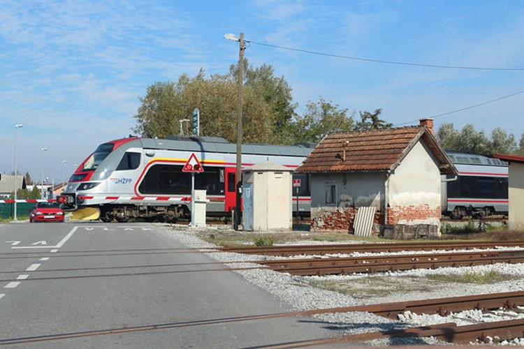 Nesvakidašnji incident: auto udario vlak