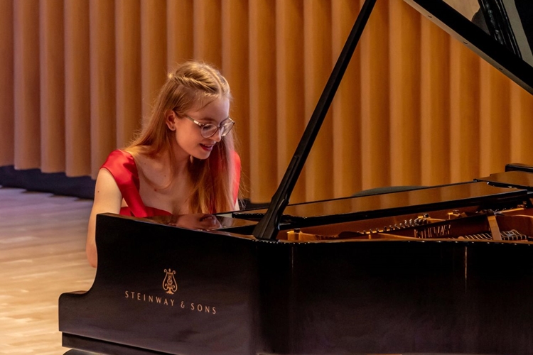 Višestruko nagrađivana mlada pijanistica Kristina Vartušek održati će dva samostalna koncerta u Kulturnom centru “Ivan Rabuzin” u Novom Marofu