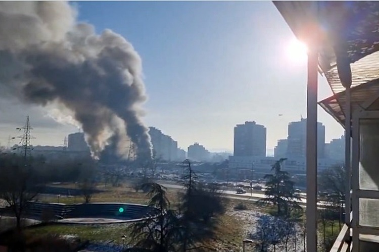 Veliki požar u Beogradu, alarmantno stanje, čuju se i eksplozije – požar gase i helikopterima