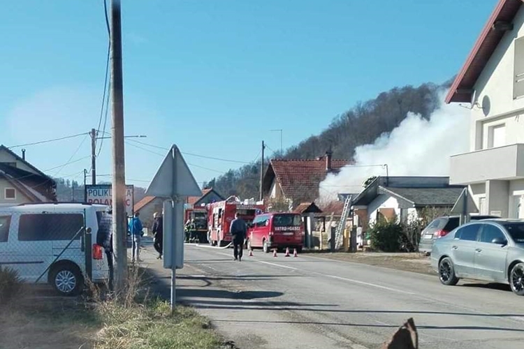 Požar na krovu kuće u Donjoj Stubici: vatrogasci su na terenu, cesta je zatvorena za promet