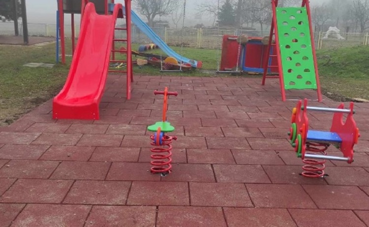 Ugodniji i veseliji za djecu: Uređen vanjski prostor DV u Petrijancu – nabavljena su nova igrala, postavljene antistres podloge i umjetna trava