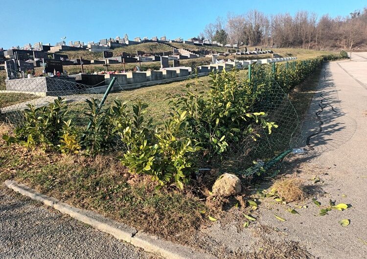 Za svaku osudu: U Kumrovcu vandali uništili ogradu na groblju, potrgali ormarić javne rasvjete i uništili stup prometnog ogledala