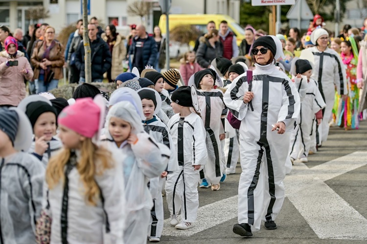 Brojni maskirani mališani okupili se u veseloj povorci na „Dječjem fašniku v Marofu”