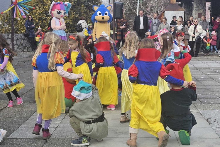 VIDEO Mališani su se dobro zabavili na Dječjem fašniku u Lepoglavi: Smijeha i kreativnih maski nije nedostajalo