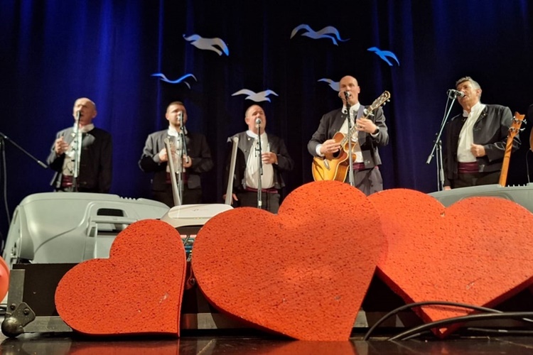 Na tradicionalnom novomarofskom koncertu “Valentinovo uz klape” tražilo se mjesto više