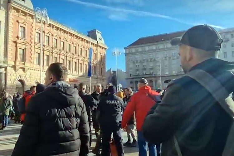 Zagreb: Molitelji i prosvjednici ovoga su se puta i potukli, policija odvela nekoliko ljudi