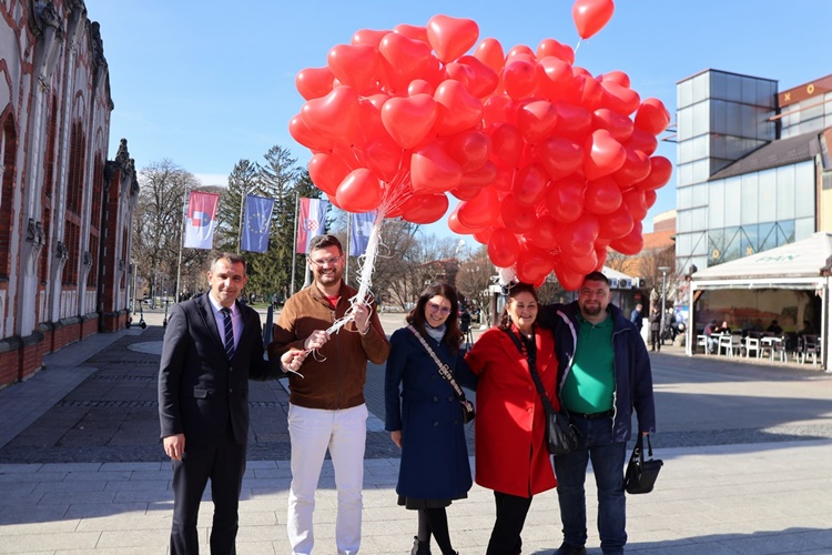FOTO U Čakovcu crvenim balonima obilježili Svjetski tjedan djece s prirođenim srčanim greškama