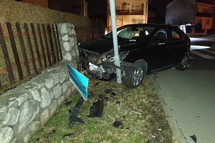 Vozačica (19) u Varaždinu udarila u vozilo ispred sebe koje je skretalo ulijevo, od siline udarca oba vozila udarila u ogradu