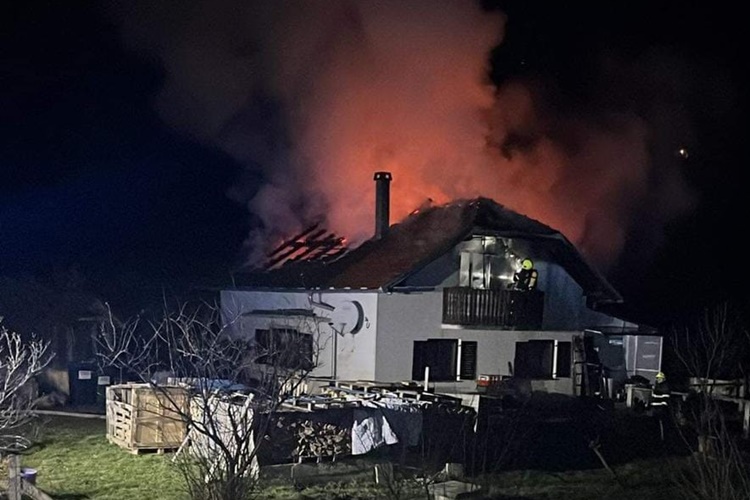 Strašni prizori: Gorjela kuća u Gregurovcu, vatrogasci izašli na teren sa šest vozila