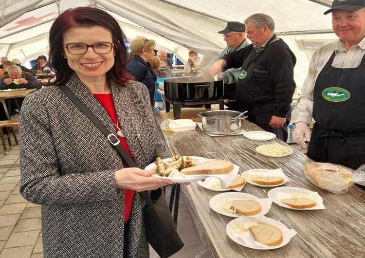 Na Veliki petak, humanitarnoj akciji podjele pečenih ribica u Nedelišću pridružila se i SDP-ova saborska zastupnica i liječnica Andreja Marić