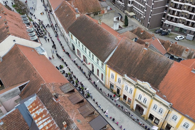 Centar Čakovca vrvio građanima okupljenima u nekoliko manifestacija: Najduža špaga od 852 metra uz 750 sudionika
