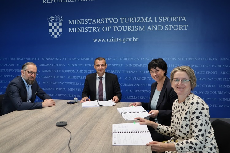 Župan Matija Posavec potpisao ugovor o obnovi i revitalizaciji Feštetićeva dvorca vrijedan 6.633.118 eura!