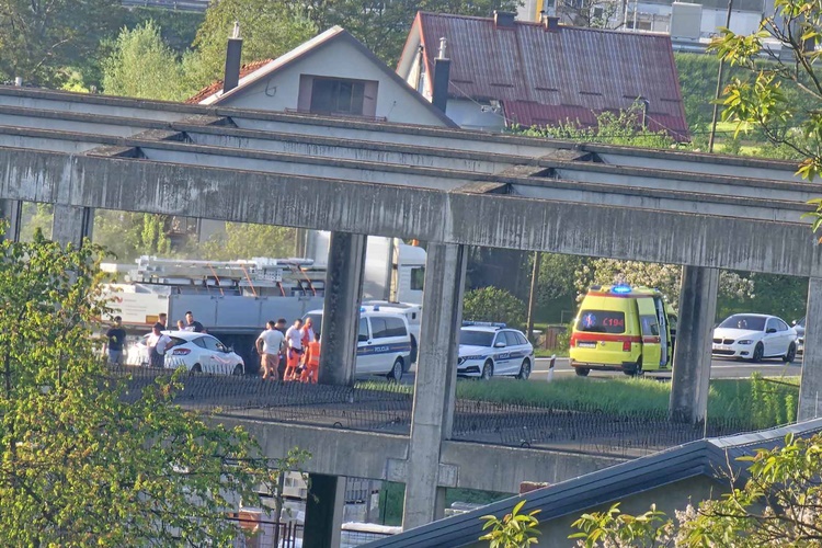 Prometna nesreća na ulazu u Krapinu: sudarilo se više automobila, prema prvim informacijama jedna je osoba ozlijeđena